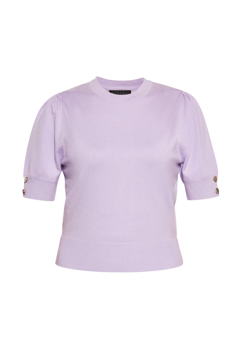 Levandulový svetr s krátkým rukávem vyrobený z jemného pleteného materiálu. Obsahuje ribbovanou spodní část a nabírané rukávy s knoflíkovými detaily blízko manžet.