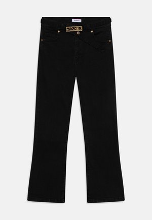 Jeans a zampa d'elefante in denim nero con una cintura a logo dorato. Include due tasche frontali, dettagli in metallo dorato e una texture liscia in tutto il capo.