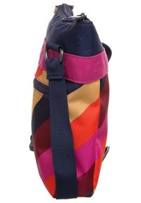 Bolso de hombro a rayas de colores con una correa y cremallera en color navy, mostrado de perfil sobre un fondo blanco.
