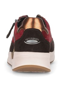 Sneaker in suede rosso e marrone con un tallone in pelle bronzo, suola bianca e logo argento. Presenta una chiusura con zip e accenti texture.