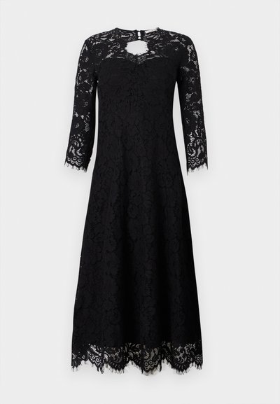 Juodas nėriniuotas suknelė su ilgomis rankovėmis, turinti raktinę iškirptę ir banguotą hemą. Visą suknelę puošia gėlių raštas, suteikiantis dekoratyvių detalių.