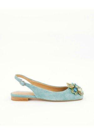 Lyseblå flade ruskindssko med slingback, rund spænde og dekorativ blå og guldsmykket udsmykning på tåen.