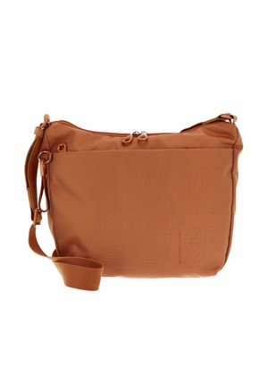 Sac en tissu texturé marron avec fermeture éclair, bandoulière réglable et poche avant. Présente un détail de logo et un design rectangulaire élégant.