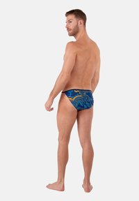 Blaue Schwimmbriefe mit gelben und türkisfarbenen marmorierten Mustern. Hergestellt aus dehnbarem Stoff mit niedriger Bundhöhe und glatter Textur.