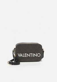 Borsa a tracolla Valentino in tessuto nero, con logo bianco, motivo geometrico, chiusura con zip e tracolla regolabile. Accenti dorati visibili.