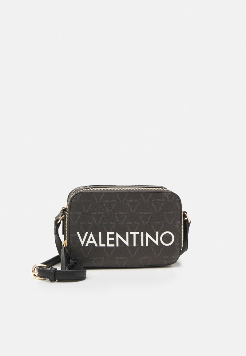 Borsa a tracolla Valentino in tessuto nero, con logo bianco, motivo geometrico, chiusura con zip e tracolla regolabile. Accenti dorati visibili.
