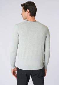 Maglione grigio chiaro realizzato in materiale morbido, con collo a giro e polsini a coste, mostrato dal retro con un design semplice.