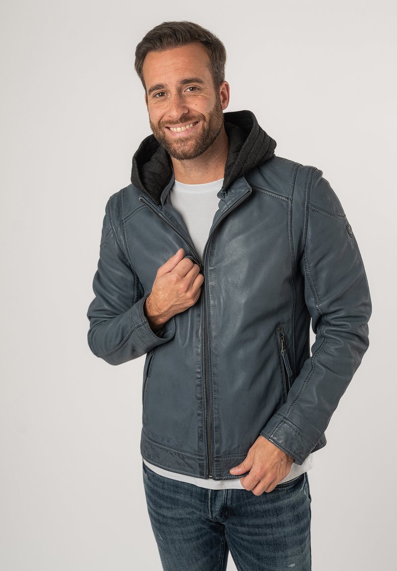 Blauwe leren jas met een grijze hoodie voering, ritssluiting en zijzakken. De jas heeft een zachte textuur en een getailleerde pasvorm.