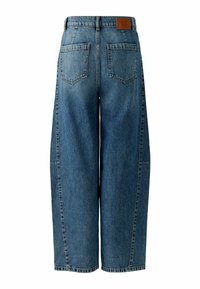 Weit geschnittene Jeans aus mittelblauem Denim mit hohem Bund, zwei Gesäßtaschen und einem braunen Lederetikett hinten.