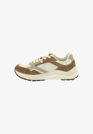 Sneaker casual beige e marrone con pannelli in rete e pelle scamosciata, design con lacci e suola bianca spessa.