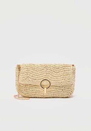 Beżowa pleciona torba przez ramię z klapką, złotym okrągłym zapięciem i złotym łańcuszkowym paskiem na jednolitym tle.