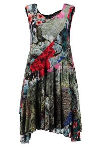 Hihaton mekko, jossa on kerroksittainen muotoilu kukka- ja abstraktikuvioin kirkkaina väreinä, kuten punainen, vihreä ja sininen.