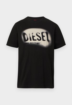 Crna pamučna majica kratkih rukava s velikim, zamagljenim bijelim logotipom i riječju "DIESEL" preko prednje strane. Okrugli izrez na vratu.