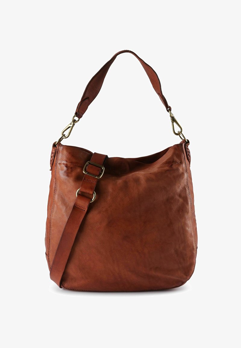 Bolso de hombro de cuero marrón con forma holgada, correa ajustable y herrajes de latón. Presenta una superficie suave y texturizada y un diseño casual.