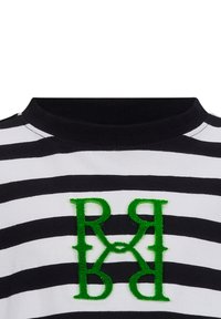 Czarna i biała koszulka w paski z zielonym haftowanym logos na środku klatki piersiowej. Posiada klasyczny okrągły dekolt i wykonana jest z bawełny.