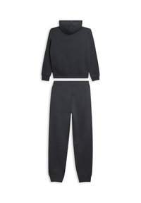 Sudadera negra con capucha de diseño cropped y pantalones deportivos a juego, ambos hechos de tela suave y elástica, con puños y cintura elásticos.