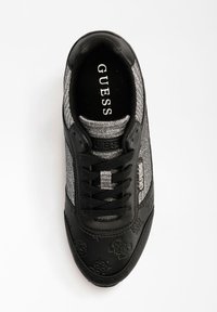 Scarpa da ginnastica nera con tomaia in rete metallica argentata, puntale in pelle texturizzata e dettagli con marchio. Presenta lacci neri e soletta imbottita.