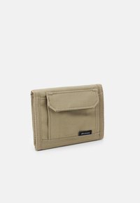 Kaki lerretlommebok med en sammenleggbart design, som har en frontklaff, sømdetaljer og en liten svart merkelapp nederst.