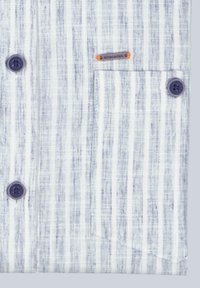 Gestreiftes Hemd in Hellblau und Weiß, mit weicher Textur, dunklen Knöpfen und einer Brusttasche mit Markenlabel.