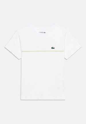 Hvit T-skjorte med korte ermer og rund hals, med tynn horisontal grønn stripe over brystet og liten grønn krokodillelogo på venstre side.