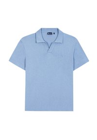 Helles blaues Poloshirt aus weichem Stoff, mit klassischem Kragen und kurzen Ärmeln. Dezentes Logo-Detail auf der Brust.