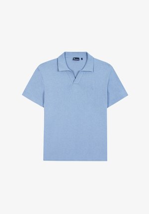 Helles blaues Poloshirt aus weichem Stoff, mit klassischem Kragen und kurzen Ärmeln. Dezentes Logo-Detail auf der Brust.