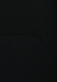 Tessuto nero con superficie testurizzata, caratterizzato da una tasca orizzontale cucita nel design. Aspetto semplice e neutro.