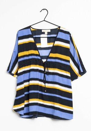 Bluzka z krótkim rękawem z poziomymi paskami w kolorze niebieskim, żółtym, białym i czarnym, z dekoltem w serek i wiązaniem z przodu, wisząca na czarnym wieszaku na białym tle.