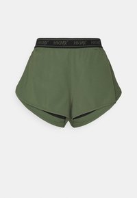 Gröna sportshorts med en svart elastisk midjeband som har texten "HKMX." Shortsen har en lös passform och en böjd fålldesign.