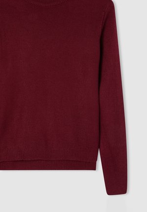 Burgundowy sweter wykonany z dzianiny, z okrągłym dekoltem, długimi rękawami, ściągaczami na rękawach i u dołu, o gładkiej fakturze i jednolitym kolorze.