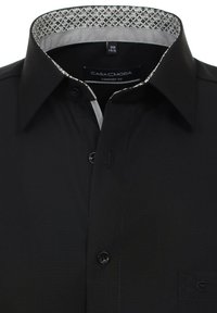 Schwarzes Herrenhemd mit Knopfverschluss, komfortable Passform und einer gemusterten grauen Kragenfutter. Zu den Merkmalen gehören eine Brusttasche und eine glatte Textur.