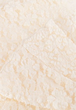 Kanten stof in een licht crèmekleur, met bloemmotieven en een delicate, textuurrijke uitstraling met geschulpte randen.