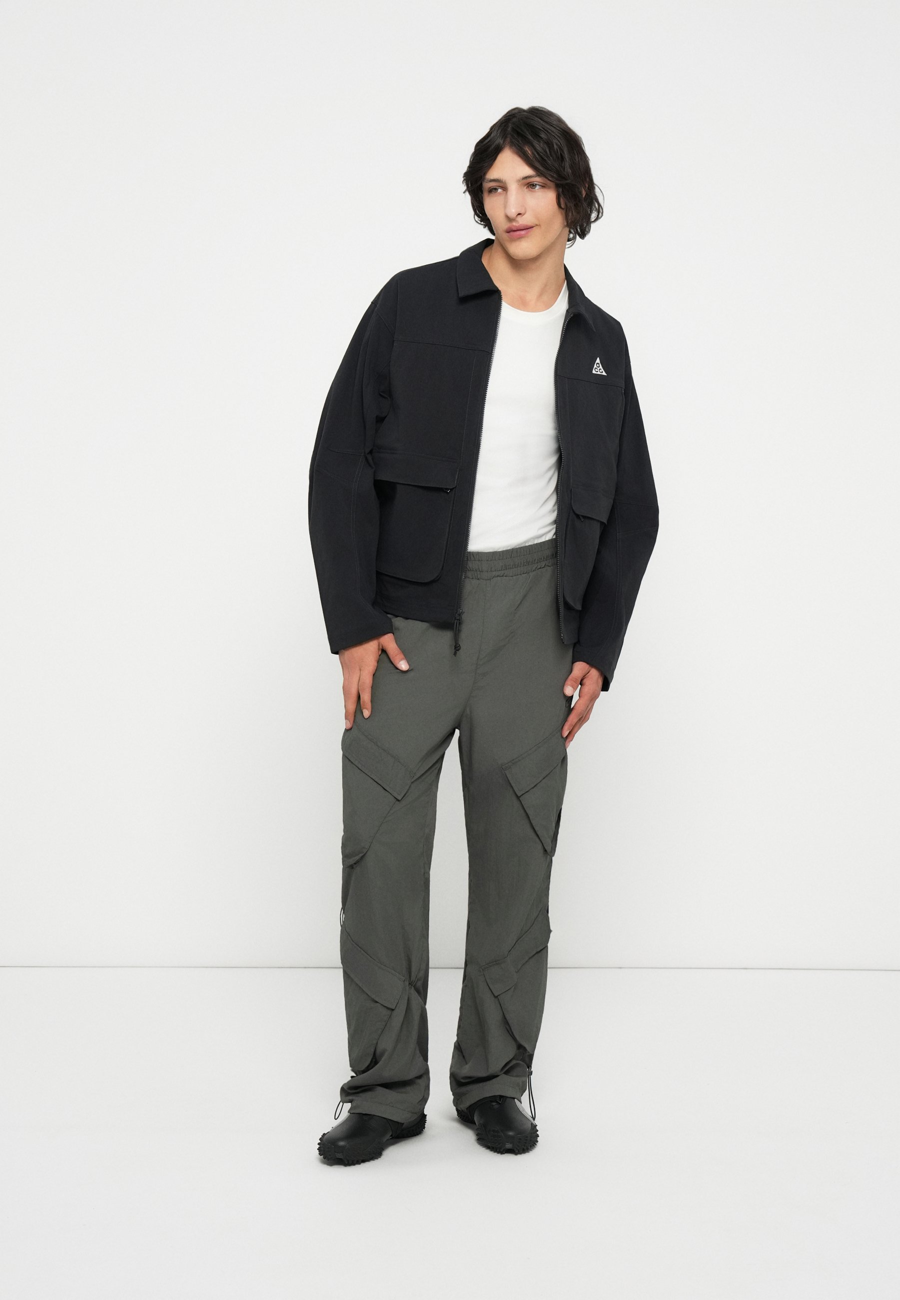 Nike ACG SMITH - Chaqueta fina - black/anthracite/summit white