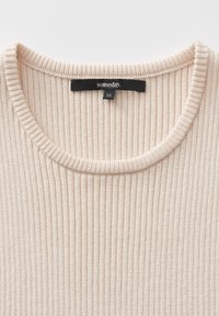 Maglione a collo rotondo ribbed in beige chiaro, con un motivo a maglia testurizzata. L'etichetta riporta "someday" e taglia 36. Design semplice e minimalista.