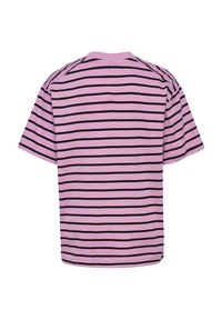 Pinkes T-Shirt mit kurzen Ärmeln und schwarzen horizontalen Streifen. Weiches Baumwollmaterial, Rundhalsausschnitt und entspanntes Design. Rückansicht gezeigt.