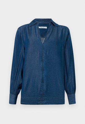 Spijkerblouse in een donkerblauwe tint, met lange ballonmouwen, een kraag en een V-halslijn zonder knopen aan de voorkant. Zachte, gladde textuur.