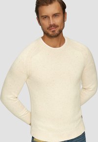 Cremfarbener Strickpullover mit strukturiertem Finish, rundem Halsausschnitt und gerippten Bündchen. Leichtgewicht, mit dezenten gesprenkelten Mustern.