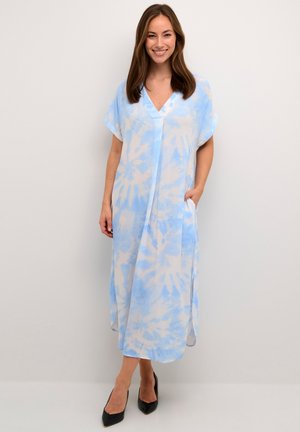 Rochie legată de vopsea bleu deschis, cu decolteu în V, mâneci scurte și buzunare laterale; confecționată dintr-un material moale și ușor, ajungând până la jumătatea gambei.
