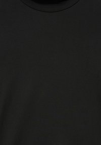 T-shirt nera con colletto rotondo, tessuto morbido e design minimalista. Colore uniforme senza motivi o abbellimenti.