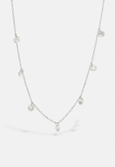Silver chainhalsband med klara, facetterade pärlor och oregelbundet formade accenter, med en delikat design och varierande pärlplaceringar.