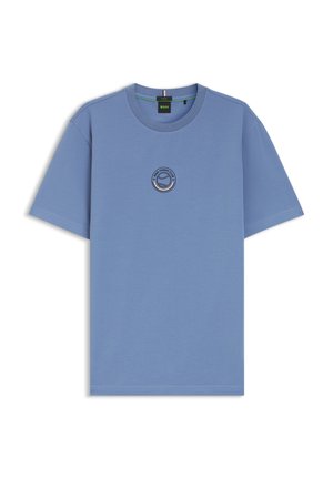 Lichtblauw T-shirt met korte mouwen en ronde hals, met een klein rond tennisclublogo op het midden van de borst.