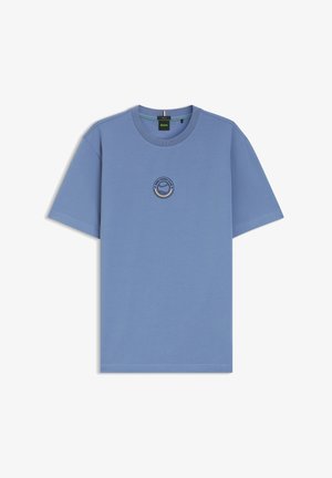 Világoskék, rövid ujjú, kerek nyakú póló kis, kör alakú teniszklub logóval a mellkas közepén.