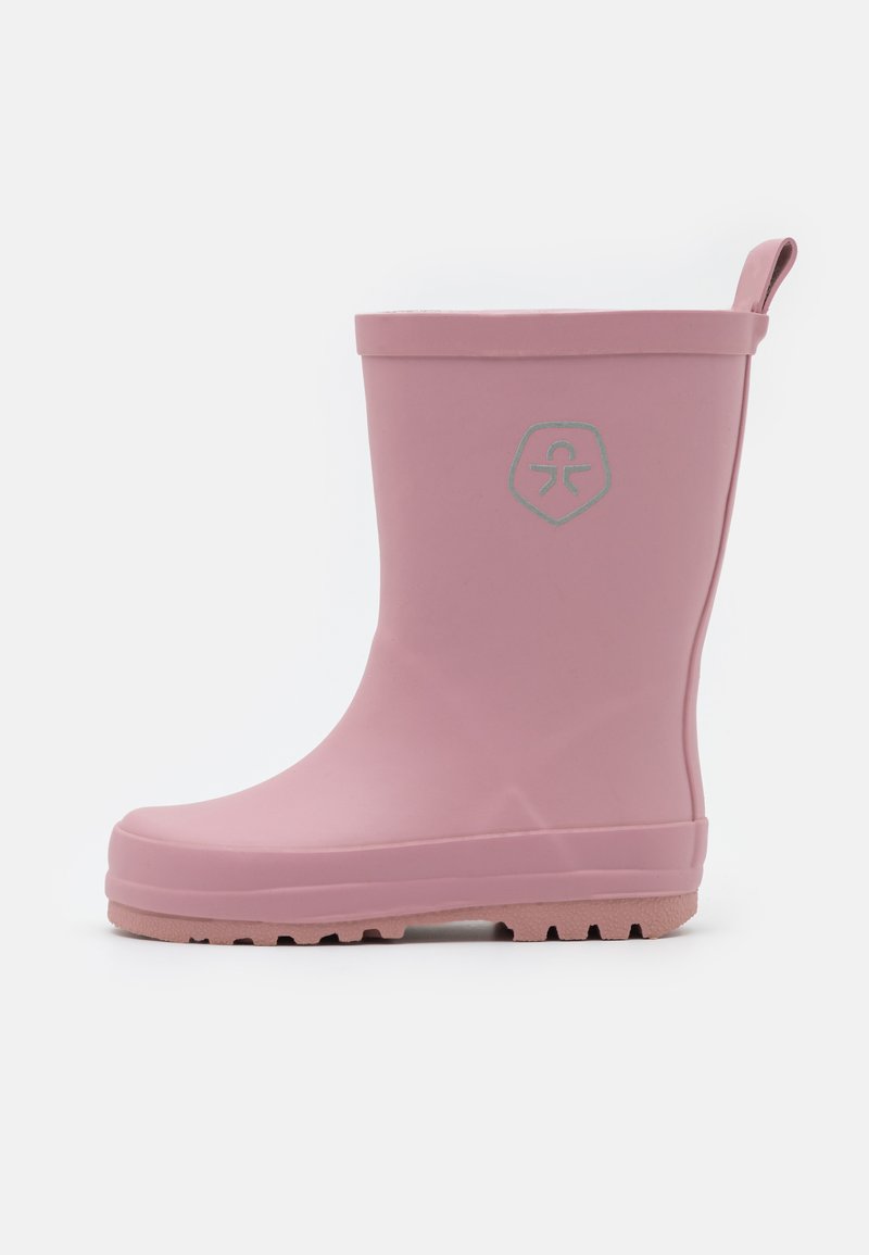Botte de pluie en caoutchouc rose avec une semelle extérieure texturée, un corps lisse et une petite languette à l'arrière. Présente un logo bleu clair sur le côté.