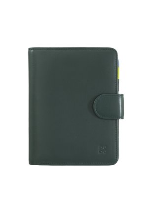 Donkergroene leren notitieboekhoes met een gladde textuur. Voorzien van een drukknopsluiting en zichtbare stiksels, met het logo gecategoriseerd in de onderste hoek.