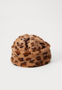 Klobouk z faux kože s leopardím vzorem, s oválným vrchem, který má měkký, texturovaný povrch a ohnutý lem pro zvýšení tepla.
