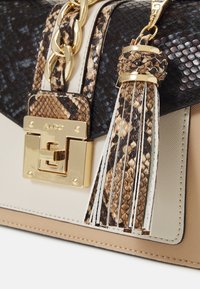 Torebka z mieszanką czarnych i beżowych tekstur wężowych, złotymi akcentami, frędzlami oraz zapięciem na klamrę z detalami logo.