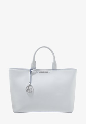 Sac cabas en cuir blanc avec deux poignées, logo Armani Jeans sur le devant, et un charm métallique circulaire suspendu à une poignée.