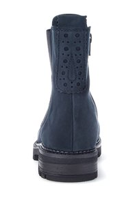Botas de cuero marinas hasta el tobillo con punta redonda, detalle decorativo perforado en la parte trasera y una suela negra resistente con un acabado texturizado.