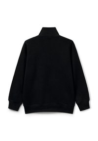 Felpa nera con colletto alto, maniche lunghe e polsini a costine. Tessuto liscio, design semplice, senza loghi o motivi visibili.