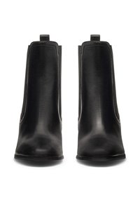 Mustad mustad mustadidega nahast saapad, millel on elastsed külgpaneelid, sile pind, ümar varvas ja tõmblukud lihtsaks jalga panemiseks. Minimalistlik disain.